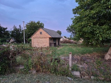Продається будинок із просторою земельною ділянкою 15 соток у затишному місці.