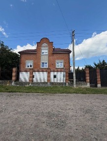 продаж двоповерхового будинку з басейном і сауною у Любомлі