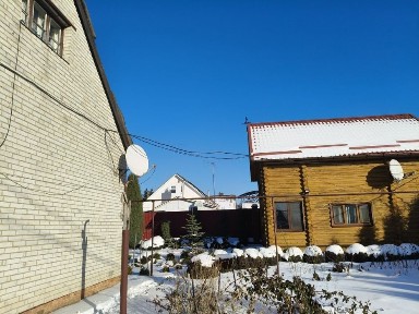 Продам усадьбу з 2 будинками і сауною