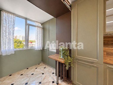 Продам 3 кімнатну квартиру на Таїрова (Київський район) з новим ремонтом, середній поверх, укомплектована!
