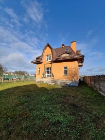 Продам два будинки, один з ремонтом, другий без, на ділянці 8 соток.