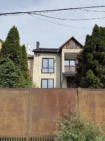 Продам будинок поруч з центром в м. Мукачево, можна по програмах