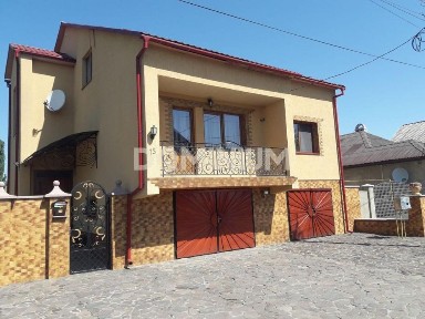 Продається просторий цегляний будинок у смт. Вілок