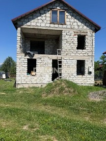 Просторий будинок у Хусті з якісним будівництвом та зручною локацією