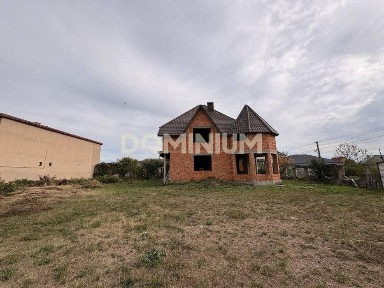 Продається будинок разом з складом в місті Хуст Закарпатська область