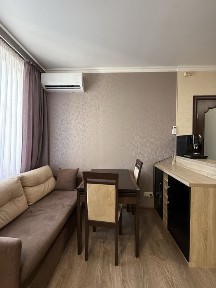 Продаж двокімнатної квартири 68 м² у Бучі, вул. Центральна, гардеробна, генератор, інвертор Deye, техніка залишається.