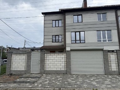 Продаж 3 поверхового будинку з верандою і ділянкою на 3.1 сотки, 360 кв. м, 5 кімнат, на вул. Мессарош Катерини 29 • ID 34835108