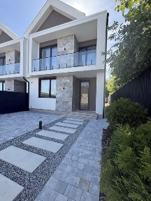 Продаж сучасного просторого таунхаусу