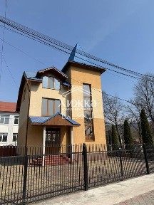 сучасна комерційна будівля 205 м² у центрі с. Рокосово з можливістю комфортного проживання!