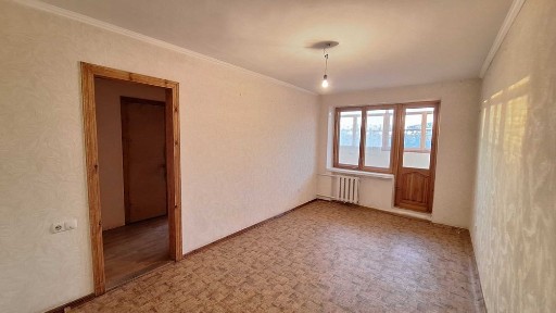 Трикімнатна квартира з індивідуальним опаленням у Великодолинському, середній поверх