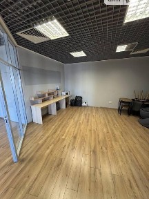 Офісне приміщення в бізнес центрі на вулиці Євгена Коновальця. Центр. Хвиля.