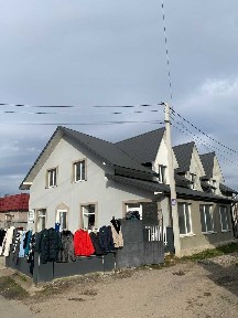 Двоповерховий будинок у центрі Делятина