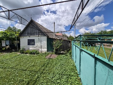 Продається будинок 59.3 м² у центрі смт Семенівка! 15 соток, новий газовий котел + дрова, 2-зонний лічильник, гараж, літня кухня. Документи готові.