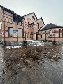 Будинок з басейном