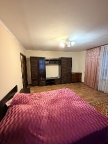Продається 1 кімнатна квартира. 42 квадратів. Цегляний будинок.