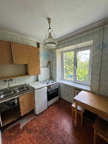2-кімнатна 48 м² поверх - 3, цегляний будинок, газ, світло не вимикають, центр, розглядаємо Державні програми