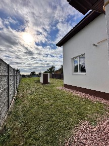 Повністю автономний будинок. Газ, свердловмна, дровянний котел, усі комунікації заведені. Будинок введений в експлуатацію.