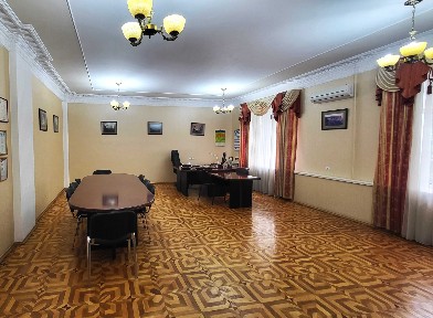 Продаж окремої адмінбудівлі поруч 