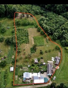 Затишна оселя з двох будинків в тихому селі Карпатах
