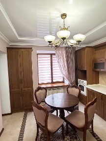 Продається класна 3 кімнатна квартира в класичному, витриманому стилі, дорогий якісний ремонт.