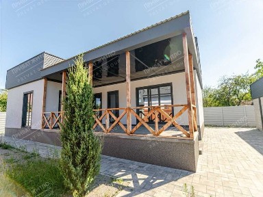 Продається будинок, у якому відчувається затишок з першого кроку.