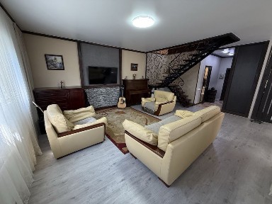 Гаряча пропозиція. Двоповерховий будинок в місті. Ремонт