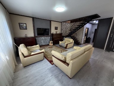 Гаряча пропозиція. Двоповерховий будинок в місті. Ремонт
