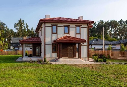 Двоповерховий будинок неподалік Бучанського парку