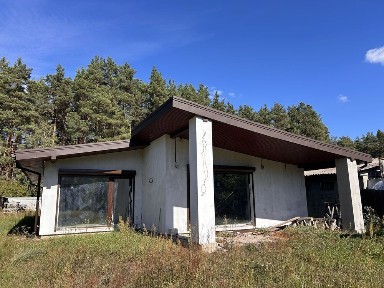 Сучасний будинок в лісовій місцевості поруч з Київом