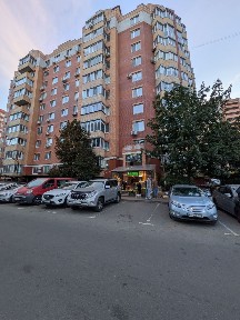 Продаж приміщення з орендарями Університетська 2/1
