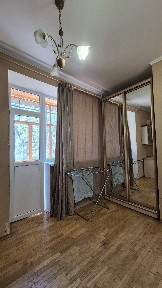Двокімнатна квартира з газом, з великим балконом, затишний тихий двір, багато зелені, мін. оформлення