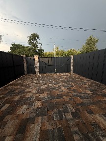 Продам Таунхаус на вул. Молодіжній, 103 м², ділянка 1,8 сотки - 79 000 $. Автономне Опалення. Власне Паркомісце. Готові Документи.