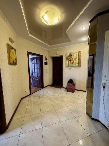 Продаж простороі квартири вул. Плугова