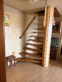 Квартира біля парку Стрілка в районі Цирку. Дворівнева: тори кімнати на першому поверсі і дві на другому рівні