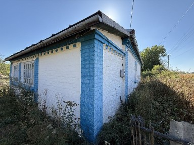 продається житловий будинок та земельна ділянка