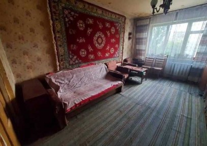 Вул. Райдужна 21А. 3й поверх, роздільні кімнати, газ, у жилому стані. Вільна.