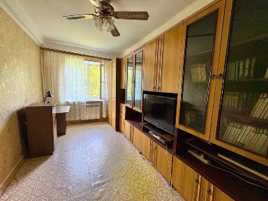 Продам 4 кімнатну у самому центрі міста