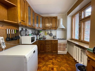 Продам 4-кімнатну квартиру в цегляному будинку біля парку