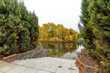 Оренда будинку 380 м2 / КМ Світанок 2 / с. Плюти / Вихід до річки Козинка / 35 соток / Автономний будинок