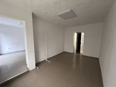 Здається комерційне приміщення ≈ 30 м² з окремим входом Ідеальний варіант для невеликого бізнесу, офісу, студії чи майстерні.