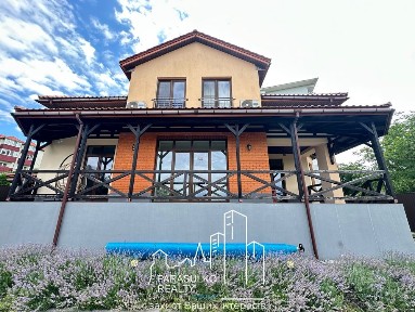 Продам чудовий будинок поряд з центром міста!