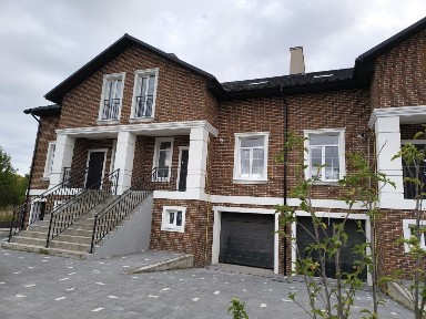 Продаж будинку садибного типу (котеджу, таунхаусу) у м. Дрогобич Львівської області.