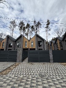 Таунхаус з окремим заїздом біля Бучанського парку, комунікації централізовані, газ