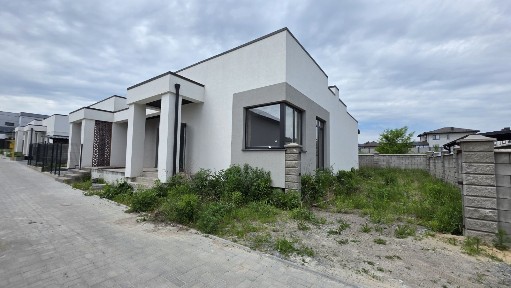 Продаж котеджу з ділянкою