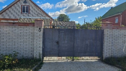 Неподалік від центру міста Березань, продаж будинку.