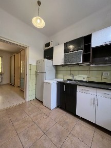 Продаж 1 кімнатної в ЦЕНТРІ МІСТА З ГАРАЖЕМ, в ДОБРОМУ СТАНІ в дуже тихому дворику, вул. КИЇВСЬКА, всі комунікації, з меблями і технікою, є відеоогляд