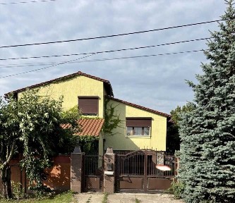 Продаж цегляного будинку з гостьовим будинком, лазнею та басейном у центрі міста