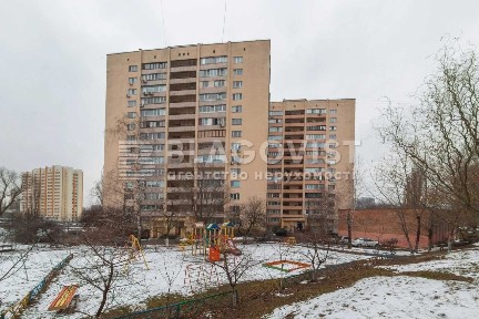 продаж 3к Чоколівський бульвар 40 1 поверх під комерцію прохідне місце