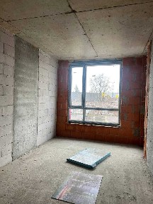 Продам квартиру з балконом на низькому поверсі