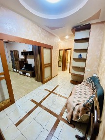 2 кім біля Оперного театру та площі ринок
